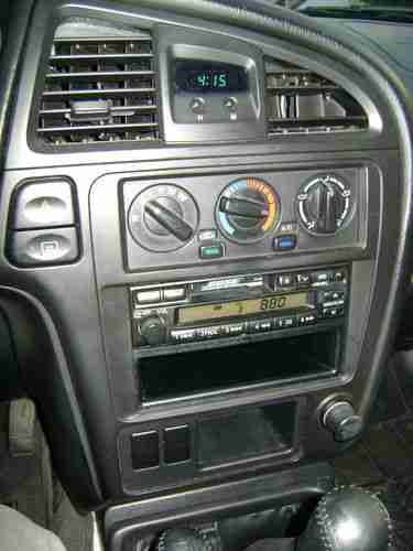 2001 Nissan Pathfinder 4x4 No Reserve  5 speed, image 12