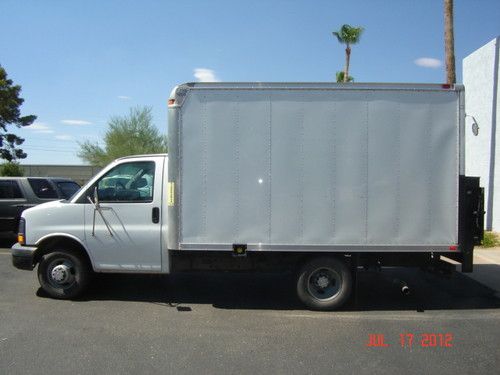 2006 chevrolet express 3500 box truck 2-door 6.0l
