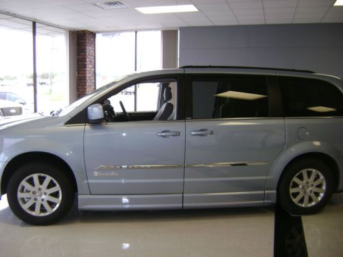 2013 chrysler town &amp; country braunability wheelchair van