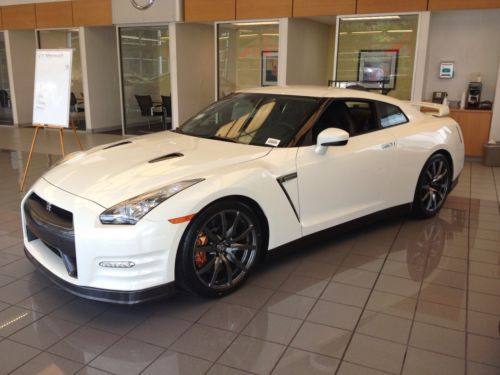 2014 Nissan GT-R PREMIUM, image 3