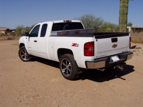 2013 chevrolet silverado z71 2wd extra cab short bed** custom**