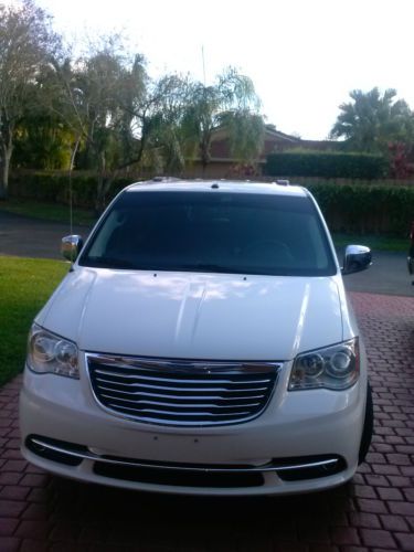 Chrysler town and country limited 2011- white- excellent condition