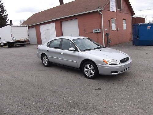 2004 ford taurus se 4 door **excellent condition - runs great**