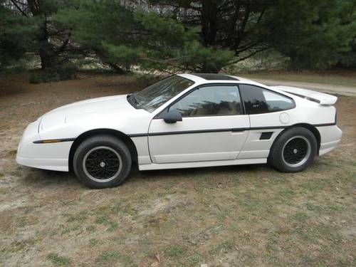 1988 pontiac fiero gt very low miles white very nice