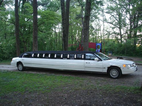 1998 lincoln town car executive limousine 4-door 4.6l