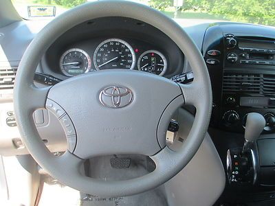 2005 TOYOTA SIENNA LE ONE OWNER NO ACCIDENTS 7 PASSENGER RIMS NO RESERVE, image 35