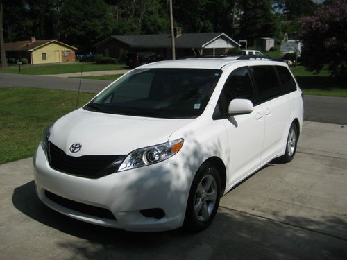 2011 toyota sienna minivan with power mobility seat &amp; tons of options - like new