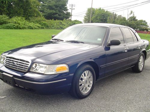 2003 Ford Crown Victoria LX Sedan 4-Door 4.6L, image 2