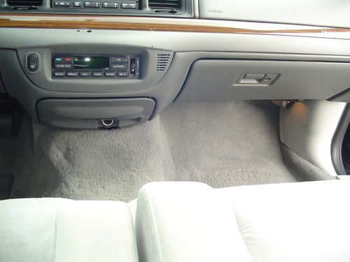 2003 Ford Crown Victoria LX Sedan 4-Door 4.6L, image 17