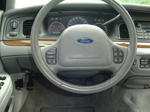 2003 Ford Crown Victoria LX Sedan 4-Door 4.6L, image 18