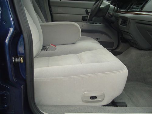 2003 Ford Crown Victoria LX Sedan 4-Door 4.6L, image 20