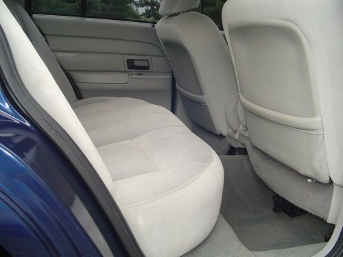 2003 Ford Crown Victoria LX Sedan 4-Door 4.6L, image 21