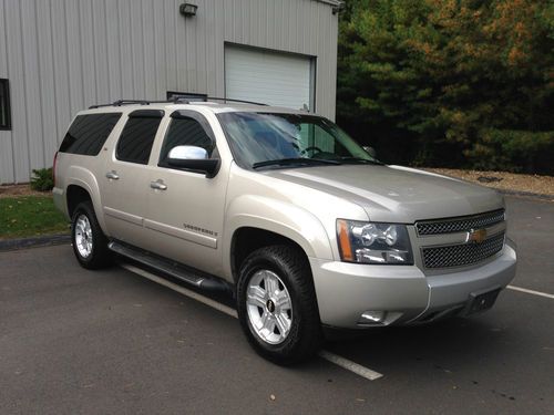 2007 suburban z71 4x4 rare loaded dvd nav moonroof clean  carfax  no reserve