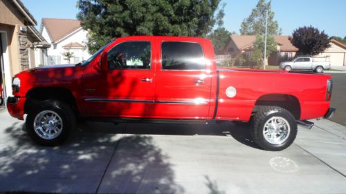 6.6 duramax diesel crewcab lt 4x4, only 17k original miles! truck is brand new!!