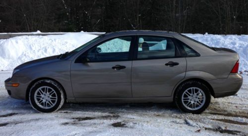 2005 ford focus 4 door  zx4 se 21k miles