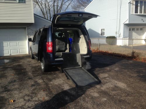 Van  wheelchair handicap chrysler town country 2008  manuel ramp rear entry