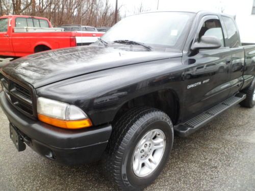 2002 dodgedakota extra cab 4x4 only112,869miles w/airconditioning 3.9liter 6cyl
