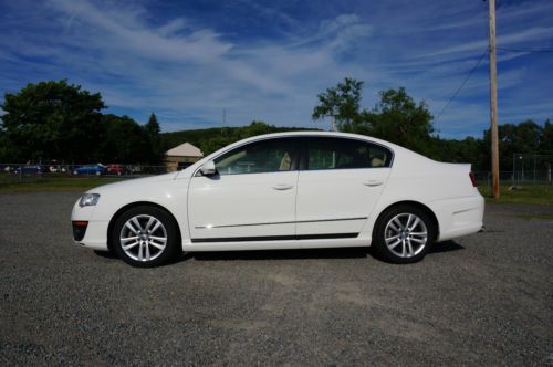 White 2009 vw passat 2.0 komfort turbo, very good condition