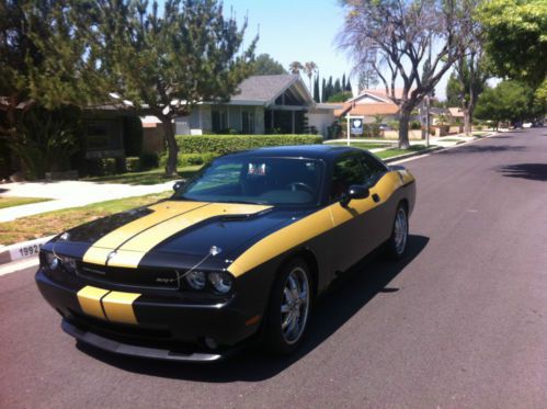 2010 dodge challenger srt8 coupe 6.1 hemi, black with gold