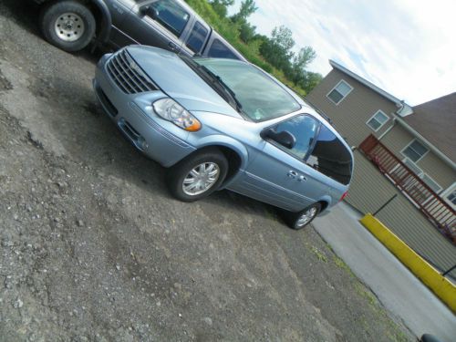 2005 chrysler t&amp;c touring w/cargo-chair lift