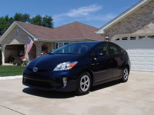 ?2013 hybrid /w low miles~navigation,led, keyless go, rear camera~level 3 prius?