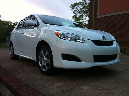 2010 matrix auto - ac - new tires.   best deal on ebay!!  toyota