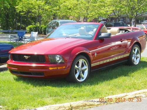 2005 ford mustang premium convertible v6, low miles, fully loaded, leather look!