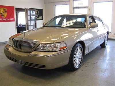 2004 lincoln town car signature series 68k keyless entry parking sensors $8,995