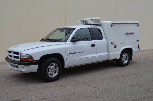 2001 dodge dakota hot and cold,  extended cab refrigerator truck.