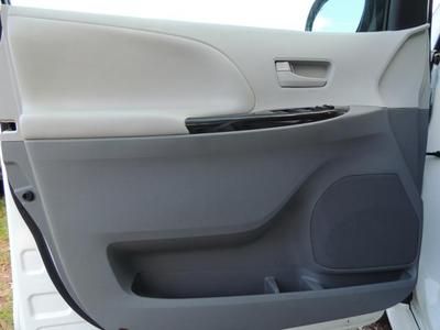 2012 Toyota Sienna LE Certified 3.5L Clean Car Fax We Finance, image 7