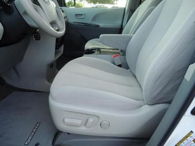 2012 Toyota Sienna LE Certified 3.5L Clean Car Fax We Finance, image 9
