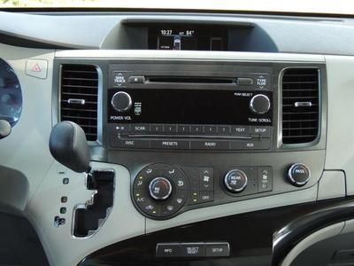 2012 Toyota Sienna LE Certified 3.5L Clean Car Fax We Finance, image 16