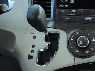 2012 Toyota Sienna LE Certified 3.5L Clean Car Fax We Finance, image 17
