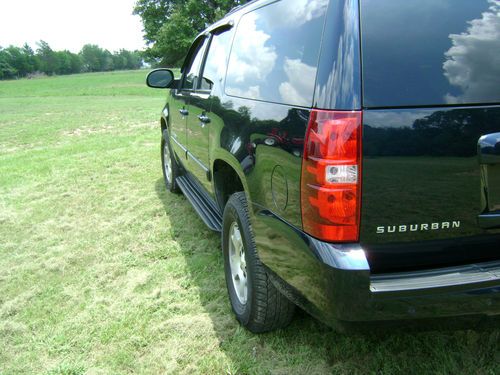 2007 Chevrolet Suburban 1500 LT Sport Utility 4-Door 5.3L 4WD, image 8