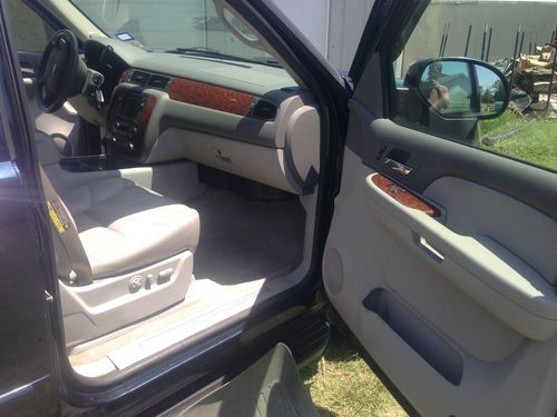 2007 Chevrolet Suburban 1500 LT Sport Utility 4-Door 5.3L 4WD, image 17