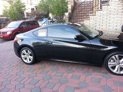 2010 Hyundai Genesis Coupe 2.0T Track Coupe 2-Door 2.0L, image 2