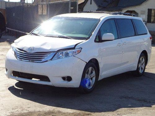 2012 toyota sienna damadge repairable rebuilder only 31k miles runs!!!!