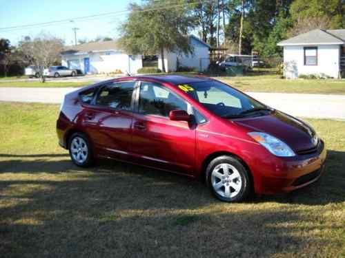 Very clean 2005 toyota prius hatchback 4-door 1.5l.  low miles! wow!