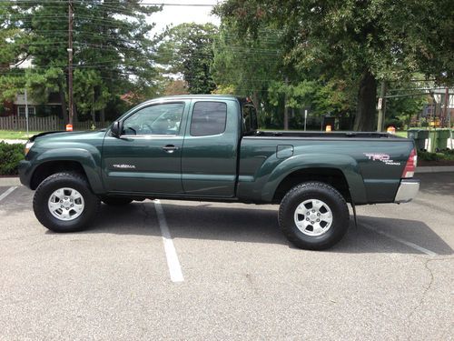 2011 toyota tacoma, loaded! trd/off road, warranty, lift kit, mint condition,
