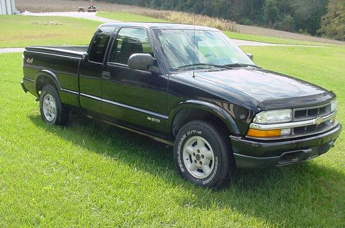 Chevrolet S-10 4X4 Extended cab Third door Great condition Newer tires, image 2