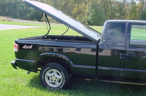 Chevrolet S-10 4X4 Extended cab Third door Great condition Newer tires, image 3
