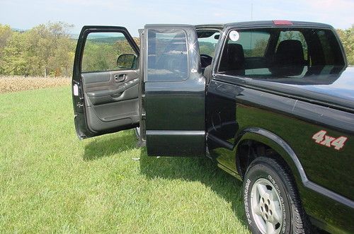Chevrolet S-10 4X4 Extended cab Third door Great condition Newer tires, image 4