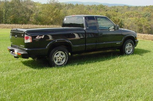 Chevrolet S-10 4X4 Extended cab Third door Great condition Newer tires, image 5