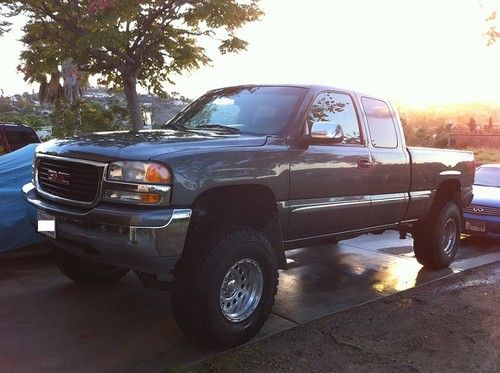 2002 gmc sierra 1500 2wd ext cab 6 inch lift.  great truck w/ salvaged title