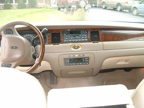2000 lincoln towncar, 43Kmiles, showroom condition, image 2