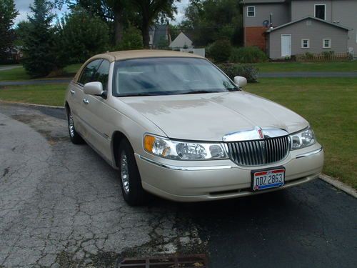 2000 lincoln towncar, 43Kmiles, showroom condition, image 3