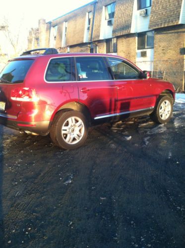 Beautiful 2004 volkswagen touareg v8 sport utility 4-door 4.2l burgundy color