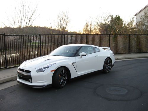 2009 nissan gt-r premium coupe 2-door 3.8l