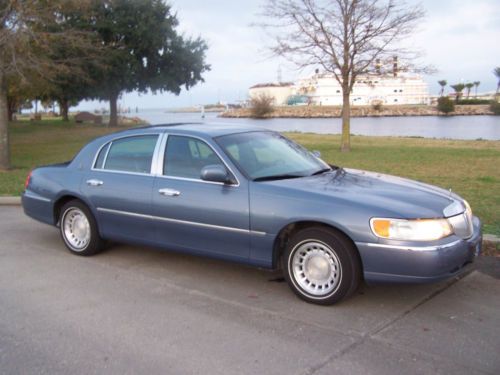 2000 lincoln town car executive sedan 4-door 4.6l