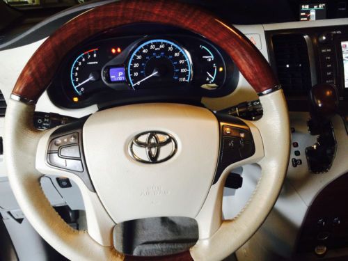 2011 Toyota Sienna XLE Mini Passenger Van 5-Door 3.5L 11707 Miles Fully Loaded, image 3